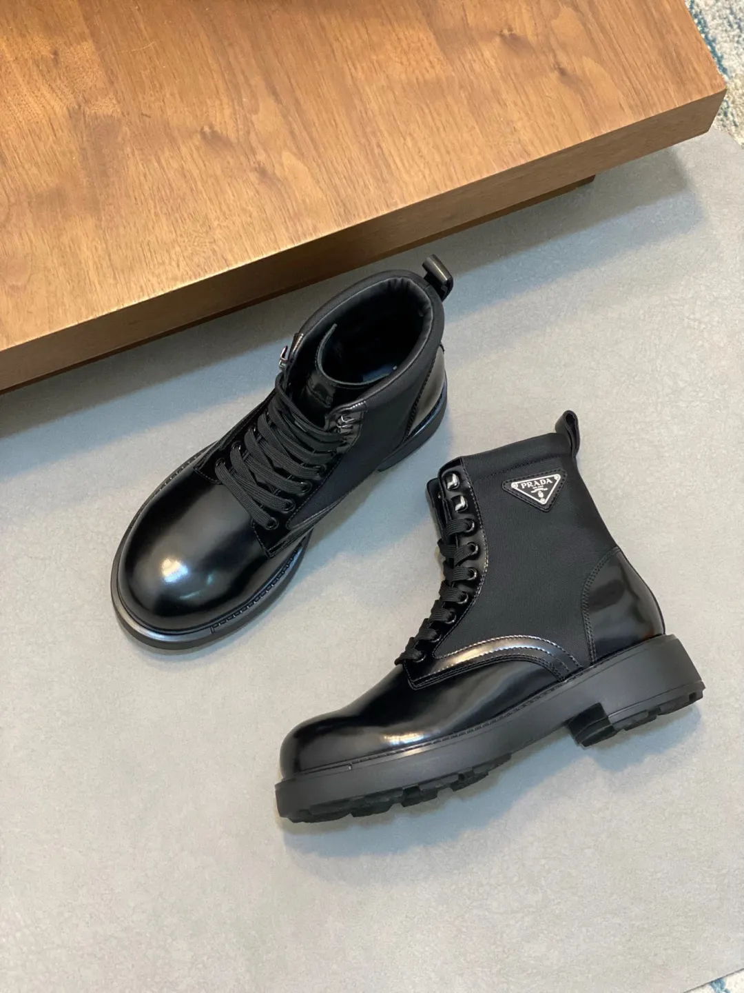 Men's shoes 💰940 PRADA men's latest ultra-light new short wool boots for autumn and winter, two-color blue nylon cowhide leather with eyelets and metal hooks, enameled triangle metal logo, 4m ultra-light serrations Ev a injection rubber concave and convex large particle snowflake pattern anti-slip soles very light and comfortable on the foot Urban modern military boot style design Men's model 39 40 41 42 43 44